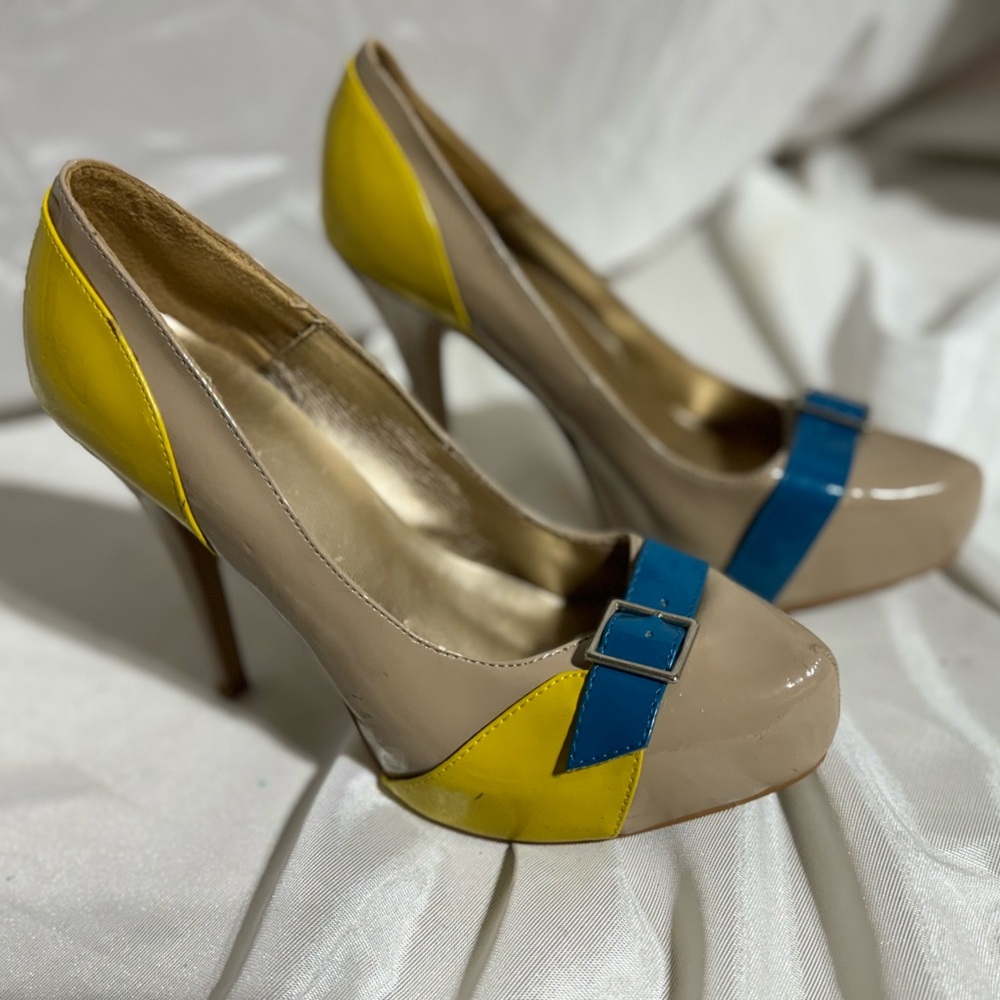 Tan Blue & Yellow Shoes by Charlotte Russe, sz 8, 5” Heels